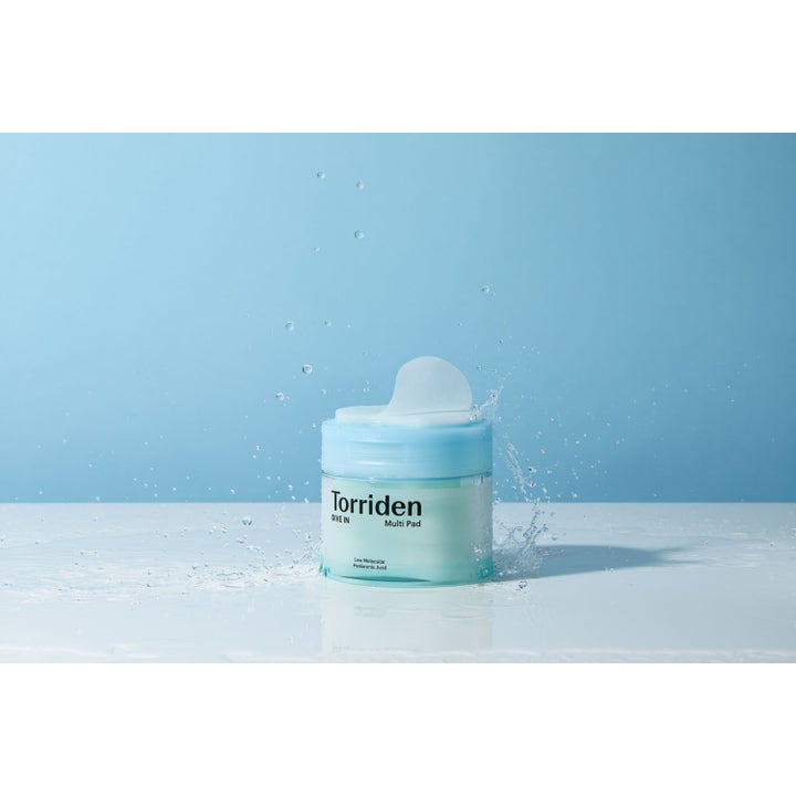 Torriden DIVE-IN Multi Pad 160 ml toner pads i lyseblå krukke med vandstænk der giver fugt til huden