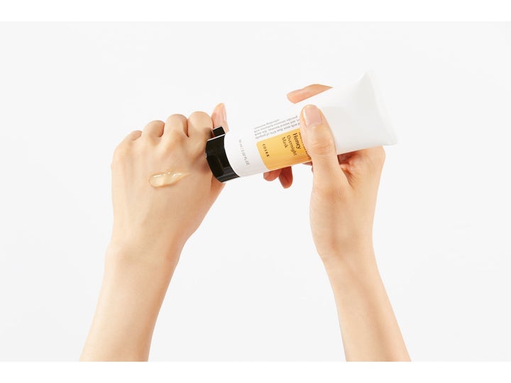 COSRX Ultimate Moisturizing Honey Overnight Mask 60 ml nattmaske påføres fra tube som en klar gel på en hånd