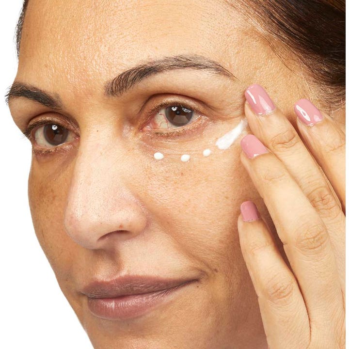 No7 Restore & Renew Eye Cream 15 ml påføres i små hvide prikker under øjet for at modvirke mørke rande.
