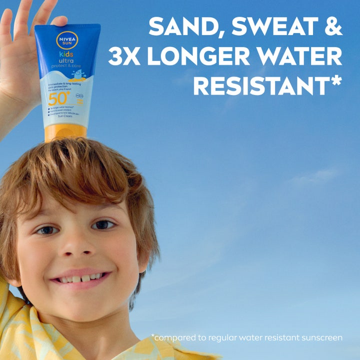NIVEA Kids Ultra Protect & Play 150 ml solcreme giver hurtig beskyttelse vist som hvid tekstur og en sjov vanddråbe.