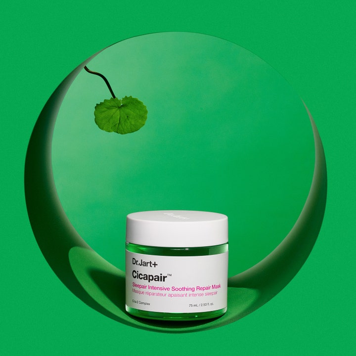 Dr.Jart+ Cicapair Sleepair Intensive Soothing Repair Mask 75 ml beroligende ansigtsmaske i grøn krukke ved et blad