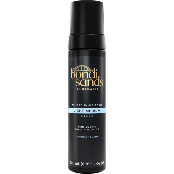 Bondi Sands Self Tanning Foam Light-Medium 200 ml selvbruner i sort pumpeflaske med guldlogo og lyseblå detalje.