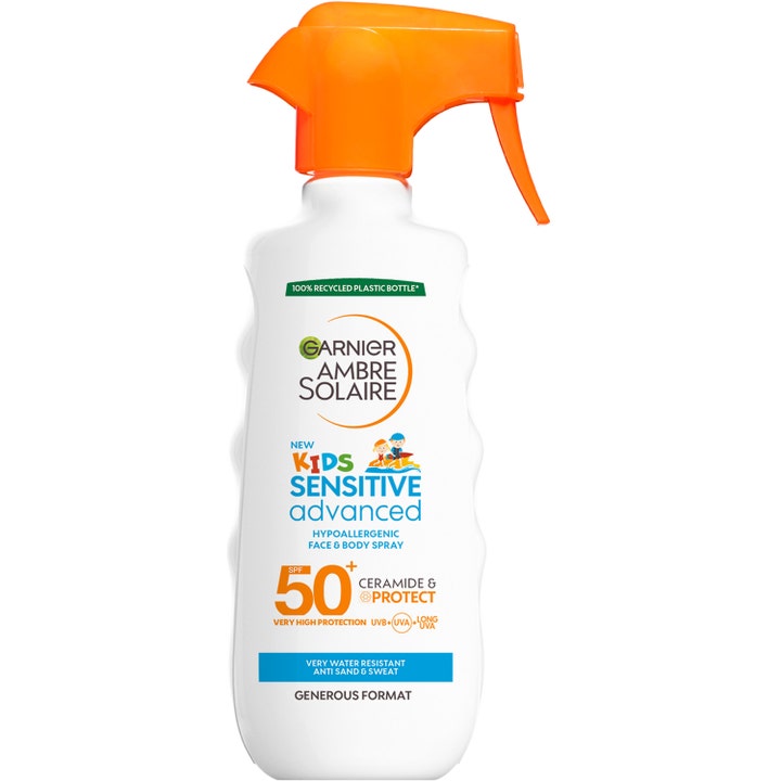 Garnier Ambre Solaire Kids Sensitive Advanced SPF 50+ solcreme spray med ceramider i hvid flaske med orange sprayhoved.
