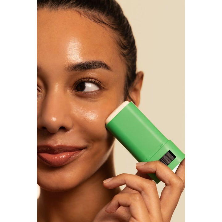 haruharu wonder Black Bamboo Daily Soothing Sun Shield 20 g beroligende solbeskyttelse påført med grøn solstift