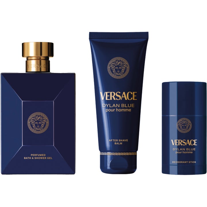 Versace Dylan Blue Pour Homme 250 ml showergel i et sæt med aftershave balm og deodorant i mørkeblå emballage.