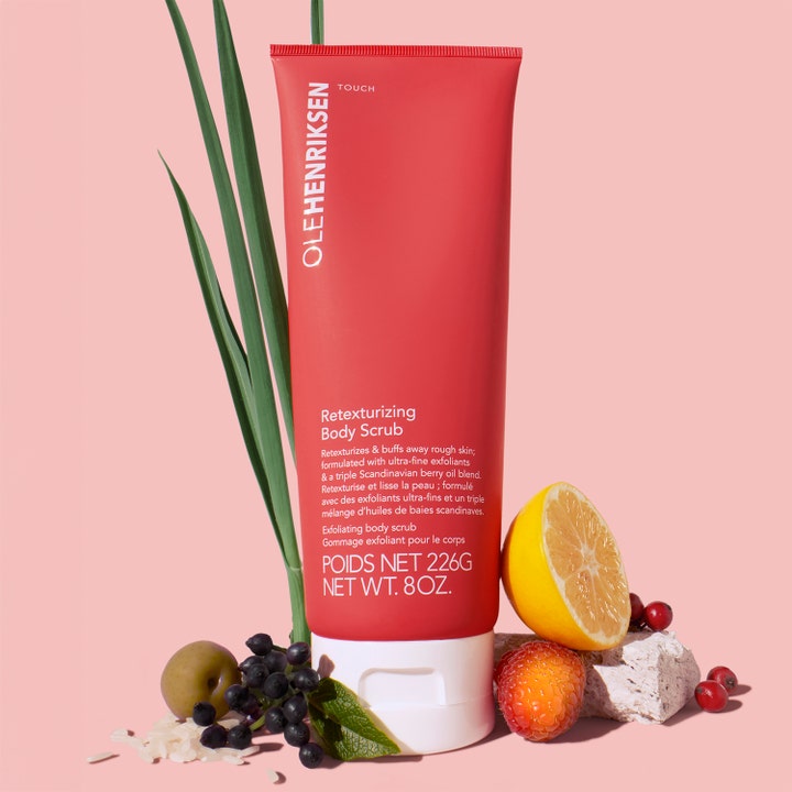 Ole Henriksen Touch Retexturizing Body Scrub Jumbo 240 g udglatter huden i koralrød tube med citron og bær.