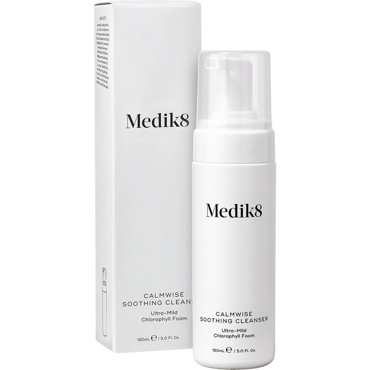 Medik8 Calmwise Soothing Cleanser 150 ml beroligende renseskum med klorofyl i hvid pumpeflaske og æske