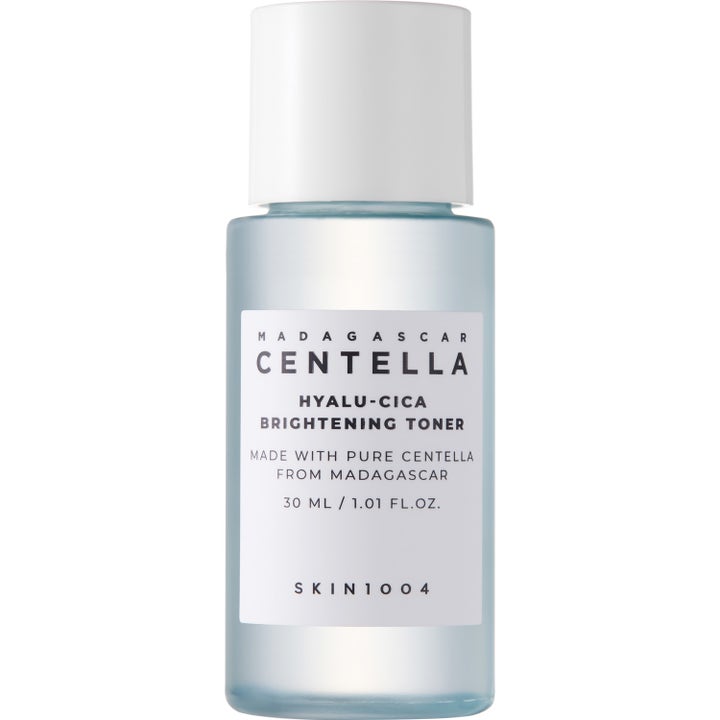 Skin1004 Madagascar Centella Hyalu-Cica Brightening Toner 30 ml fugtgivende toner i lyseblå flaske med hvidt låg