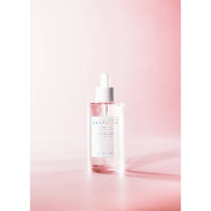 SKIN1004 Madagascar Centella Poremizing Fresh Ampoule 100 ml poremindskende serum i klar flaske mod lyserød baggrund