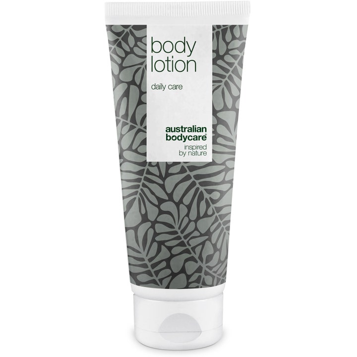 Australian Bodycare Body Lotion Daily Care fugtgivende kropspleje i hvid tube med gråt bladmønster.
