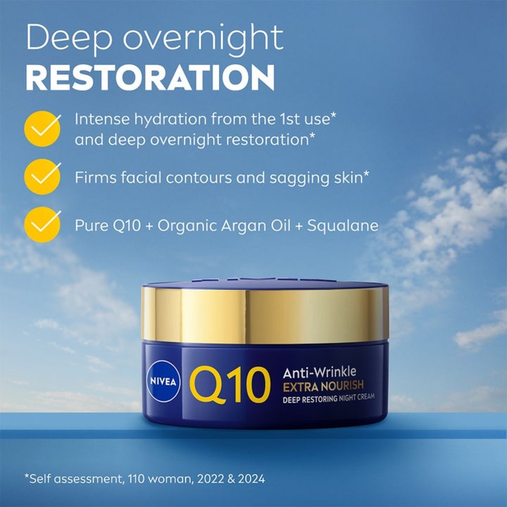 NIVEA Q10 Extra Nourish Night Cream 50 ml opstrammende natcreme i blå krukke med guldlåg mod blå himmel