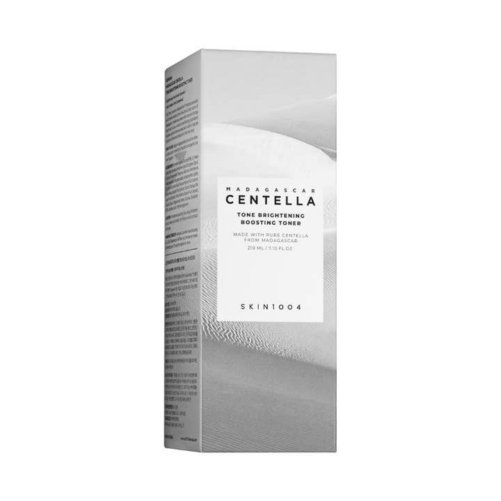 SKIN1004 Madagascar Centella Tone Brightening Boosting Toner 210 ml glødgivende toner i hvid æske med gråt naturmotiv