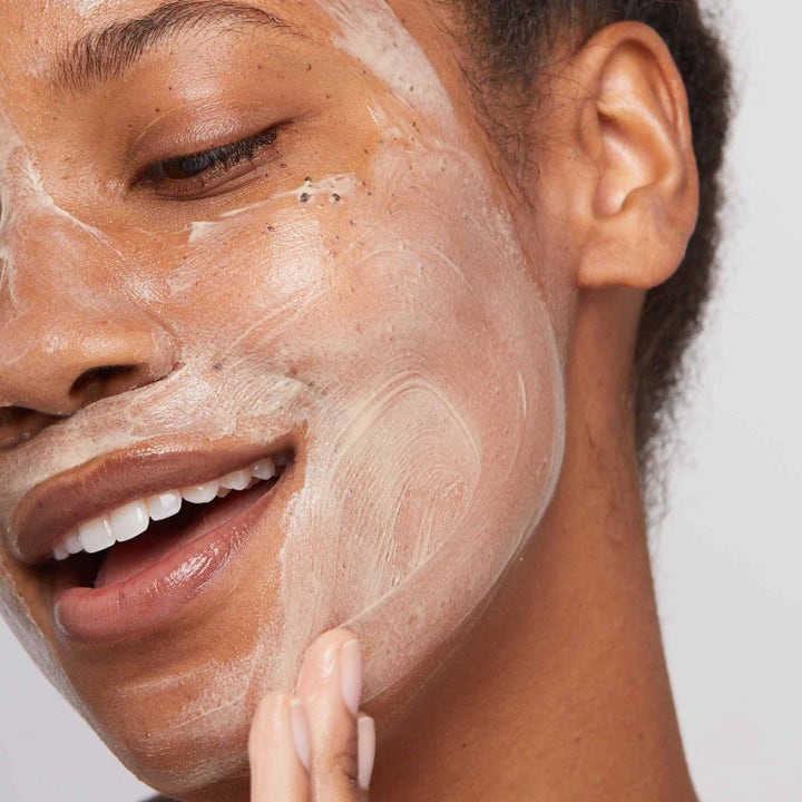 Dermalogica AGE smart Duo Multivitamin Power Recovery Masque genopbyggende ansigtsmaske med cremet tekstur på huden
