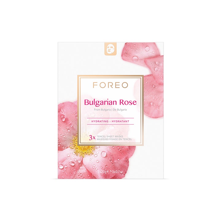 FOREO Bulgarian Rose 3 x 20 g fugtgivende ansigtsmaske i hvid æske med lyserøde rosenblade og vanddråber