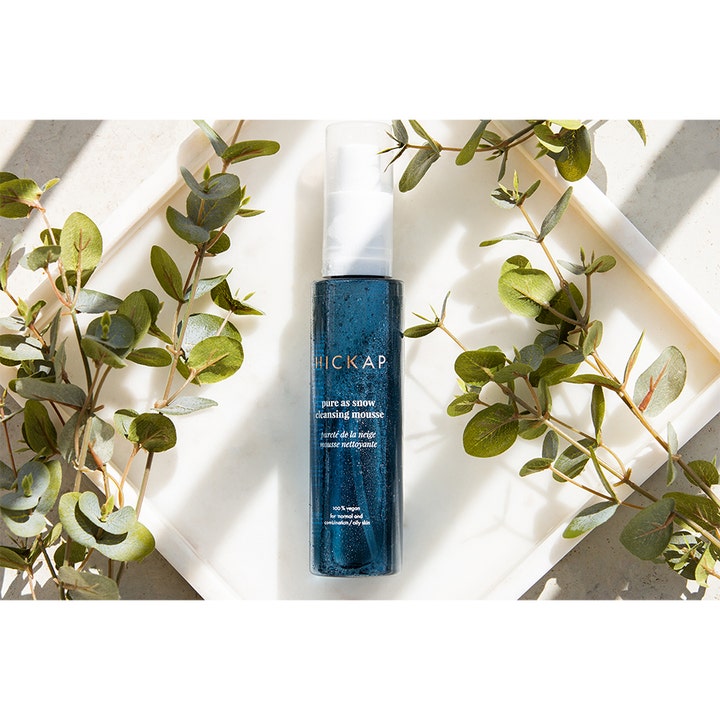 Hickap Pure As Snow Cleansing Mousse 150 ml vegansk ansigtsrens i blå flaske med eukalyptusgrene