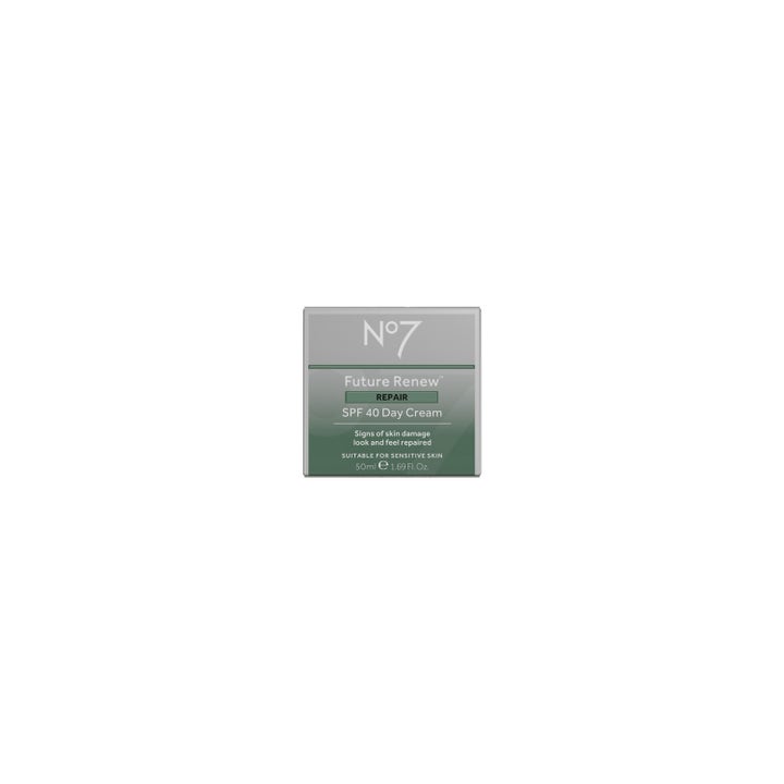 No7 Future Renew Repair Day Cream 50 ml solcreme til ansigtet i sølvfarvet og grøn æske reparerer huden med SPF 40