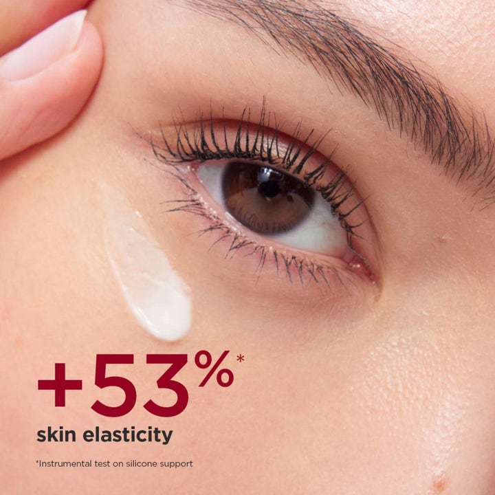Clarins Total Eye Lift 15 ml øjencreme giver øget elasticitet vist med creme under øjet og +53% skin elasticity tekst
