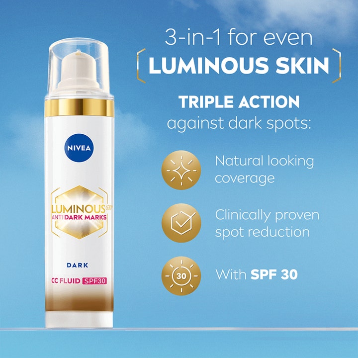 NIVEA Luminous 630 CC Fluid Dark 40 ml mod mørke pletter i hvid flaske med guld og SPF 30 på blå himmelbaggrund