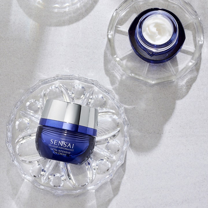 Sensai Cellular Performance Extra Intensive Eye Cream 15 ml opstrammende øjencreme i blå krukke med hvid tekstur