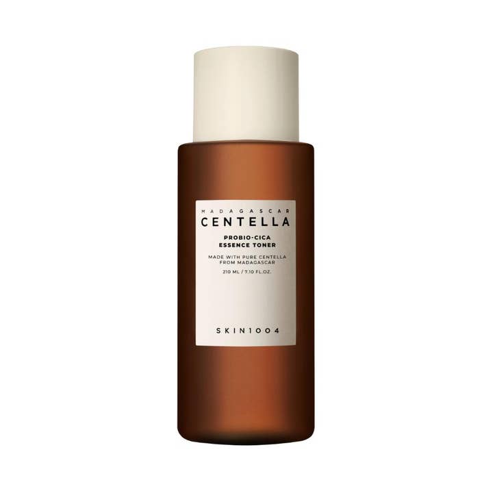 SKIN1004 Madagascar Centella Probio-Cica Essence Toner 210 ml beroligende ansigtstoner i brun flaske med beige låg
