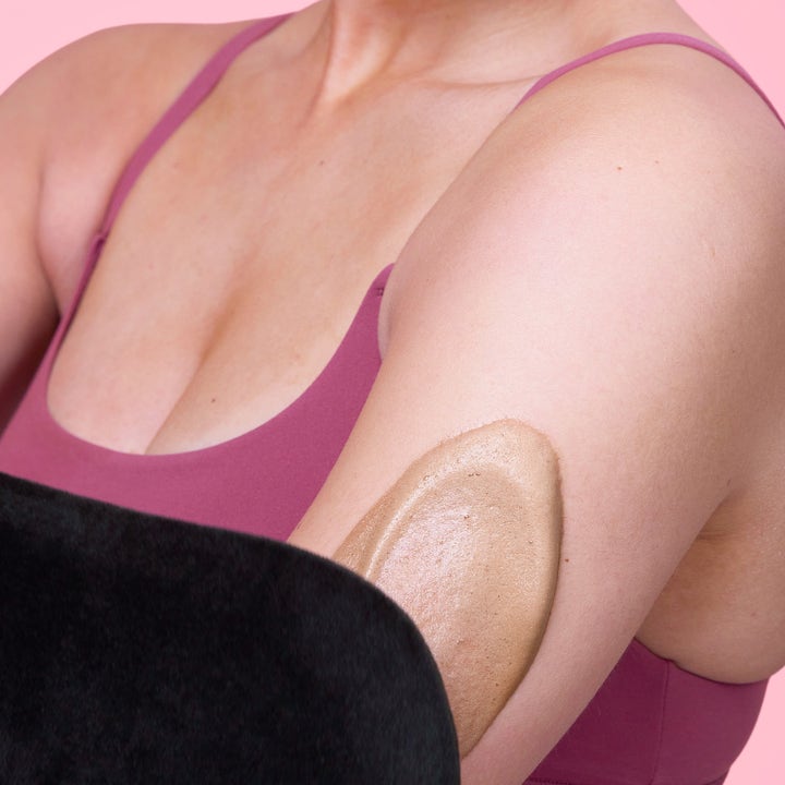 IDA WARG Beauty Cocoa Self-Tanning Mousse 150 ml giver hurtig glød vist som brun mousse på arm med sort handske