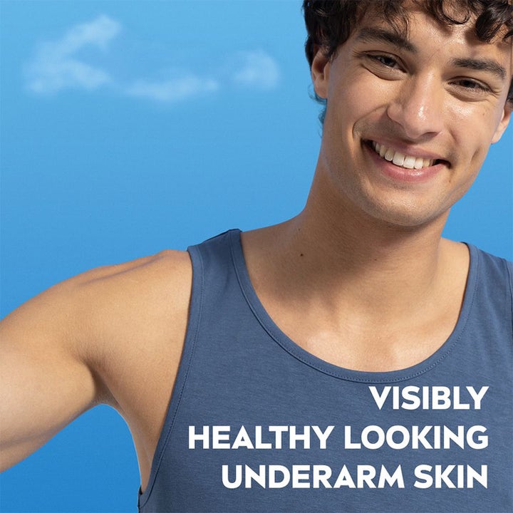 NIVEA MEN Sensitive Protect Roll-On 50 ml herredeodorant viser en smilende mand og sund hud under armene.