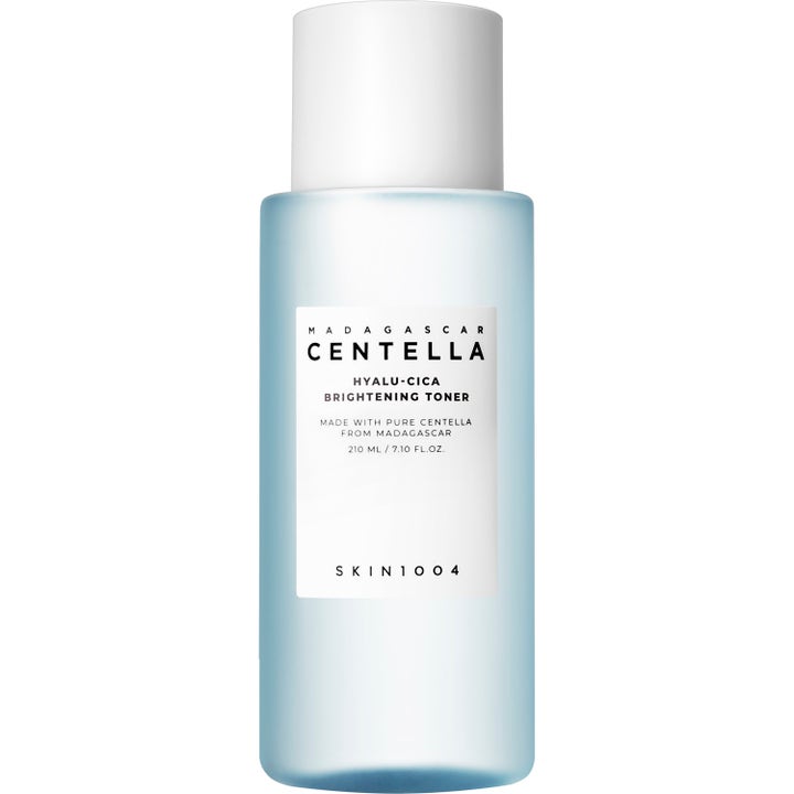 SKIN1004 Madagascar Centella Hyalu-Cica Brightening Toner 210 ml lysnende toner i lyseblå flaske med hvidt låg