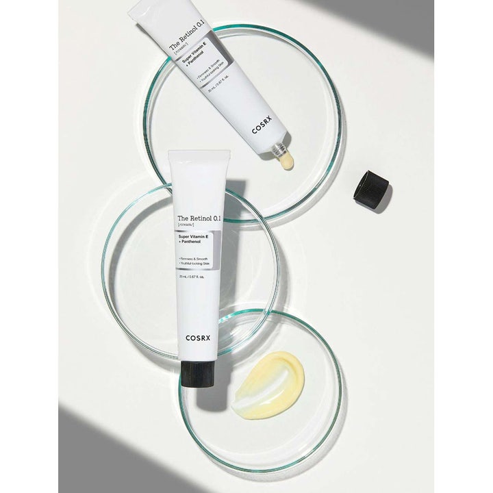 COSRX The Retinol 0.1 Cream 20 ml ansigtscreme i hvid tube med gul cremetekstur i glasskåle