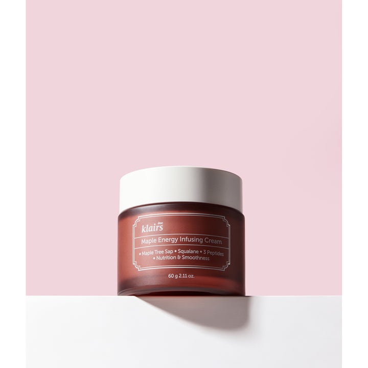 Klairs Maple Energy Infusing Cream 60 g nærende ansigtscreme med squalane i brun frostet krukke mod lyserød baggrund