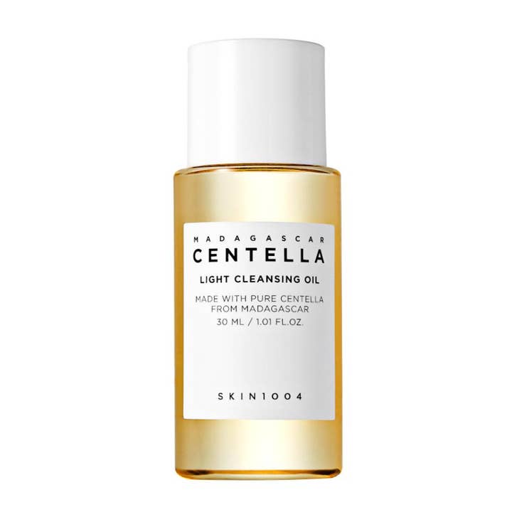 Skin1004 Madagascar Centella Light Cleansing Oil 30 ml beroligende ansigtsrens i klar flaske med hvidt låg