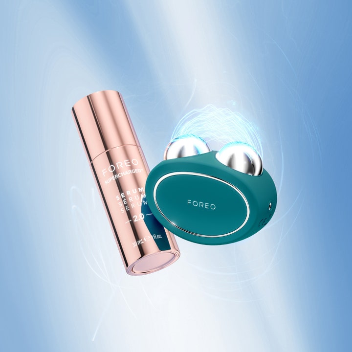 FOREO BEAR 2 Evergreen 1 stk opstrammende mikrostrøm mørkegrøn enhed og rose gold Supercharged Serum flaske