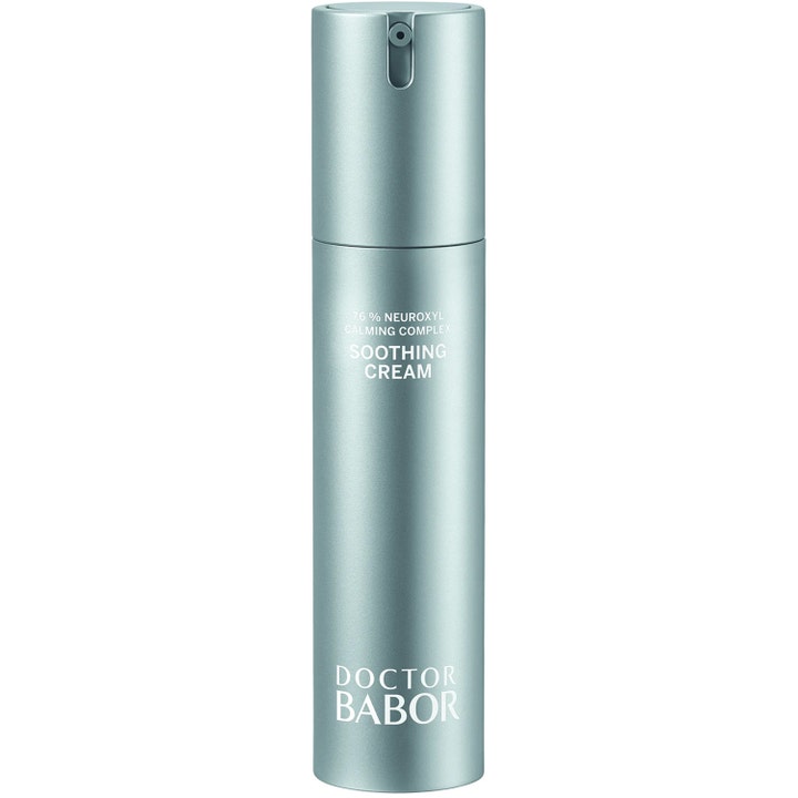 Doctor Babor Soothing Cream beroligende ansigtscreme med Neuroxyl i en slank lyseblå metallisk pumpeflaske