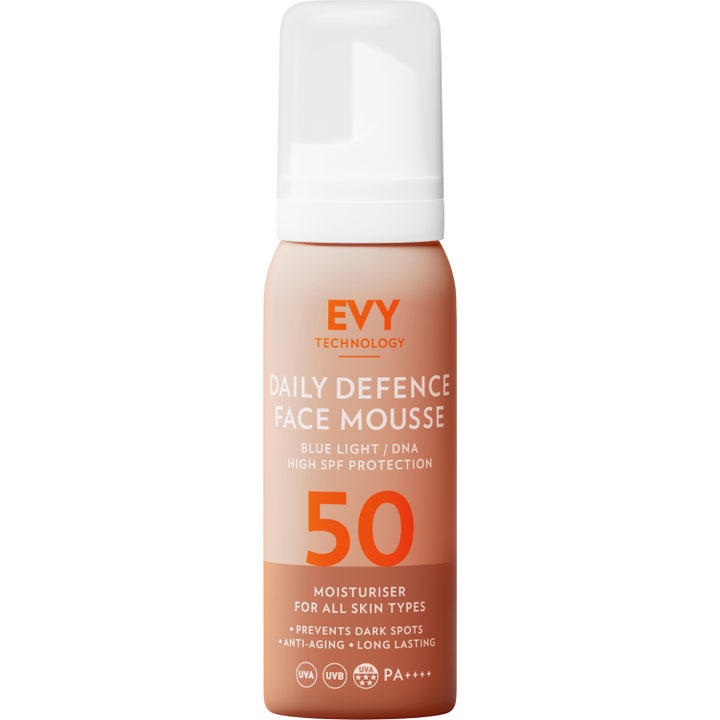 EVY Daily Defence Face Mousse SPF 50 fugtgivende ansigtsmousse mod aldring i ferskenfarvet flaske med hvidt låg