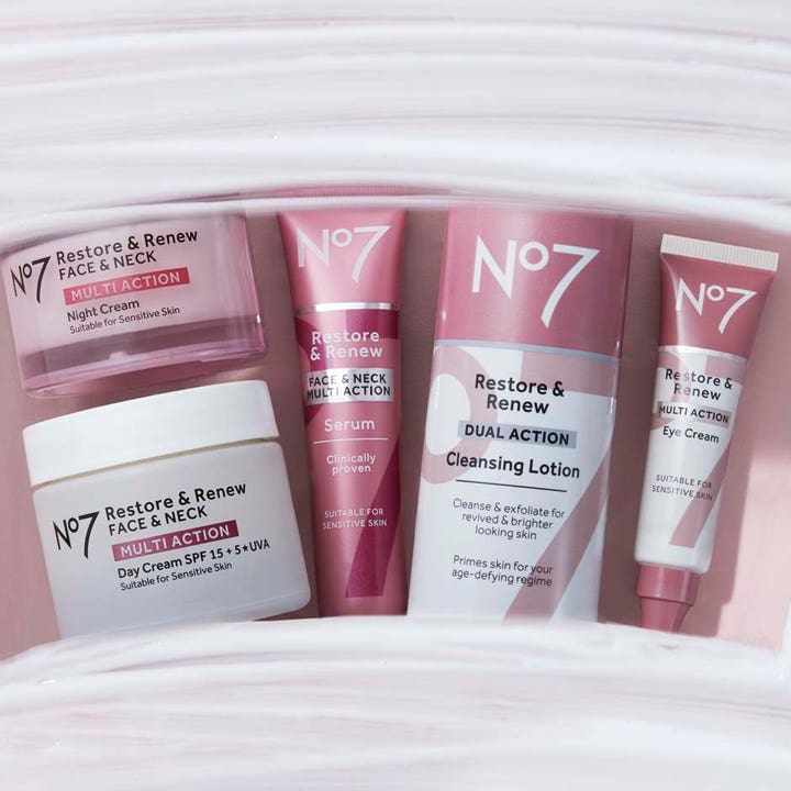 No7 Restore & Renew Cleansing Lotion 200 ml opstrammende ansigtsrens vist med matchende serum og ansigtscremer