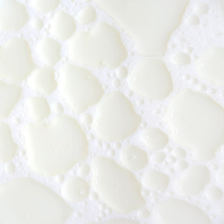 KORA Organics Mushroom Cleanser 150 ml ansigtsrens har en cremet hvid mælkeagtig tekstur med små bobler.