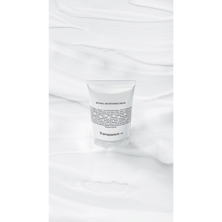 Niche Beauty Lab Transparent Lab Retinal Age Reverse Cream 50 ml anti-age creme i hvid tube på bølget hvidt stof