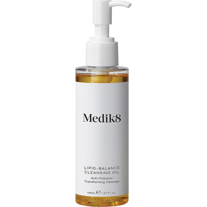 Medik8 Lipid-Balance Cleansing Oil 140ml anti-pollution rens i gennemsigtig flaske med hvid pumpe og ravfarvet olie