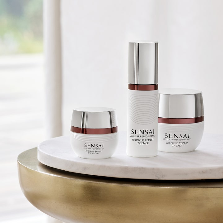Sensai Cellular Performance Wrinkle Repair Cream 40 ml anti-age dagcreme og hudplejesæt på en marmorbakke