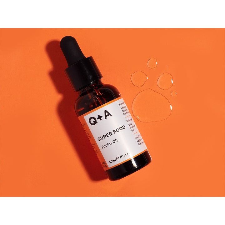 Q+A Super Food Facial Oil 30 ml nærende ansigtsolie i mørk glasflaske med klare oliedråber på orange baggrund
