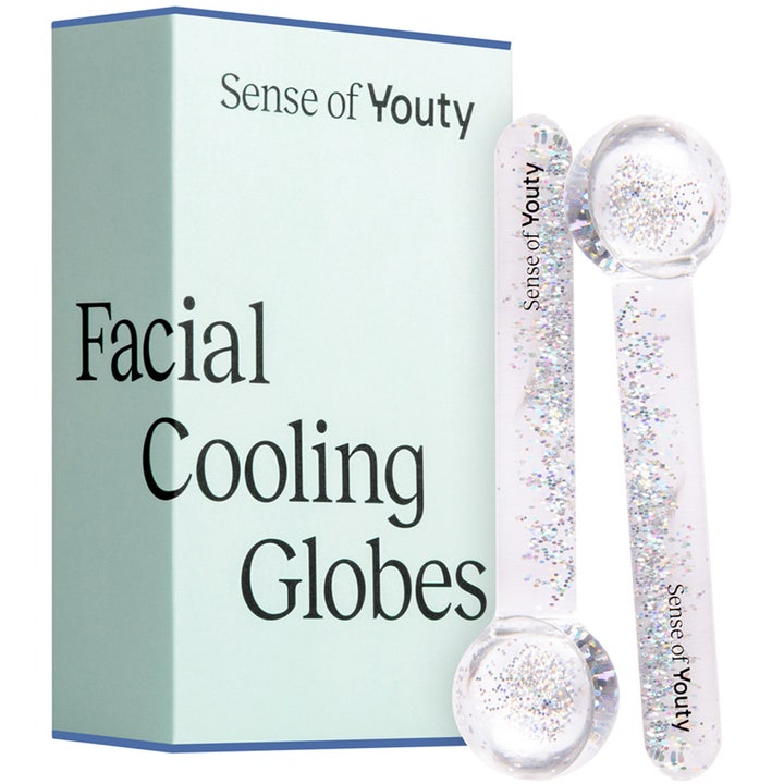 Sense of Youty Facial Cooling Globes hudplejeværktøj med sølvglimmer der beroliger huden ved siden af lyseblå æske