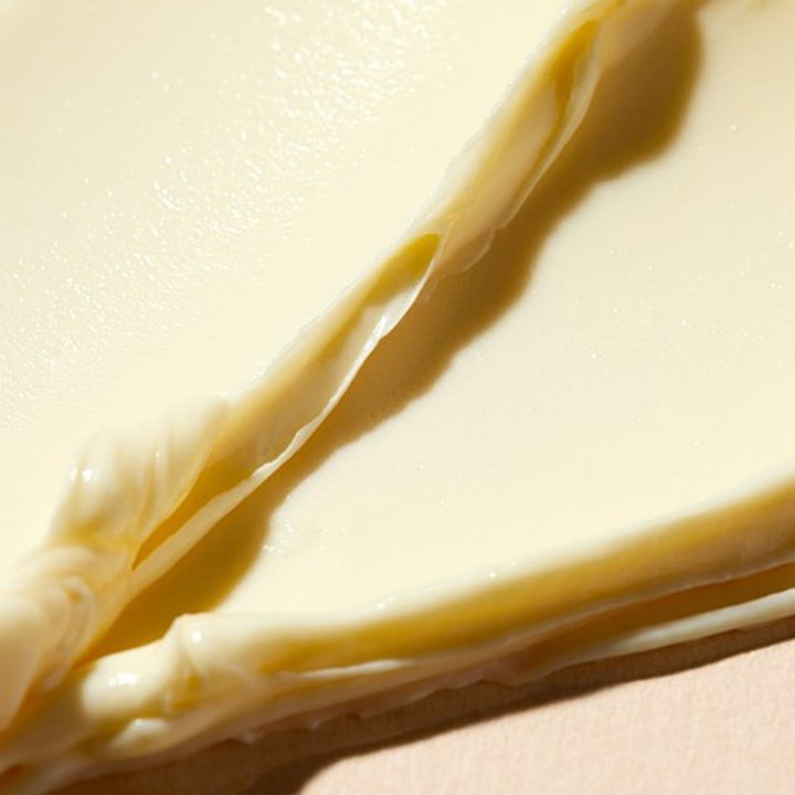Nuxe Rêve de Miel Face Cream 50 ml nærende ansigtscreme med en rig og cremet lysegul tekstur