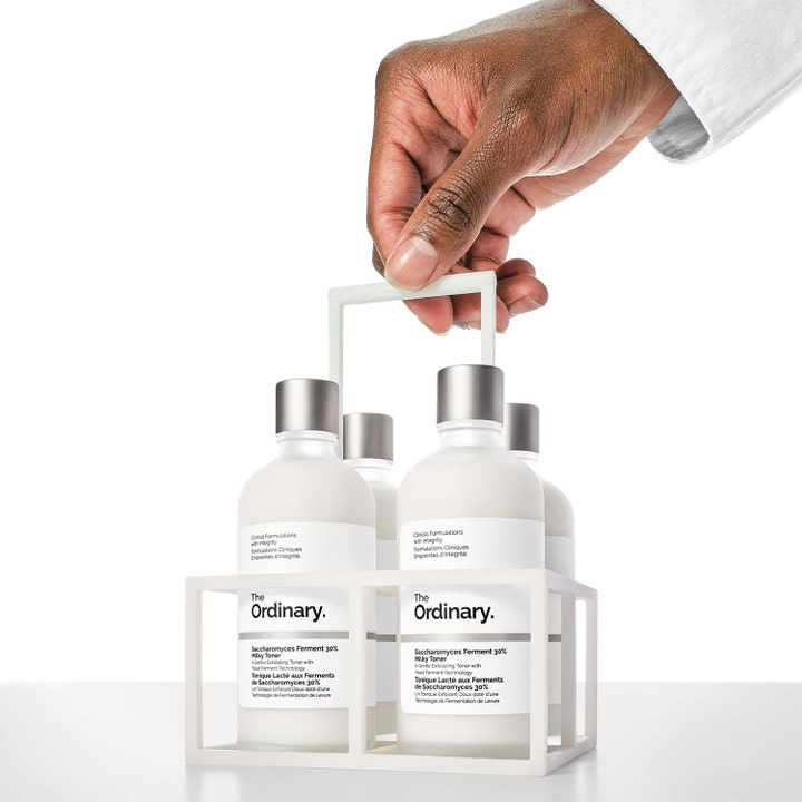 The Ordinary Saccharomyces Ferment 30% Milky Toner 100 ml fugtgivende toner i hvide flasker med sølvlåg båret i en hvid holder