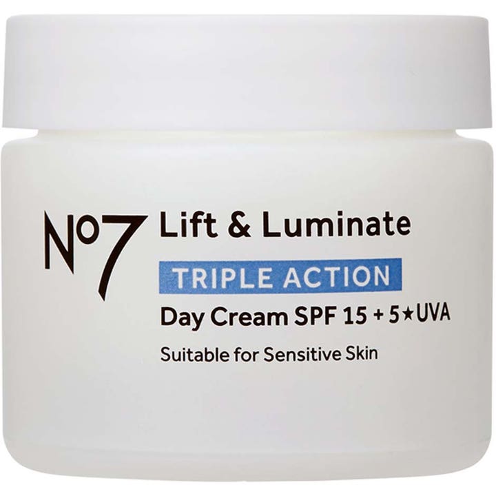 No7 Lift & Luminate Triple Action Day Cream SPF 15 opstrammende dagcreme i hvid krukke der giver fastere hud