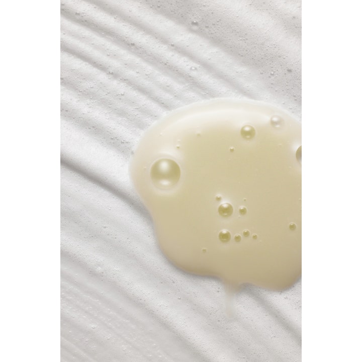 By Wishtrend Green Tea Enzyme Powder Wash 110 g eksfolierende ansigtsrens med boblende lysegrøn tekstur på hvidt skum