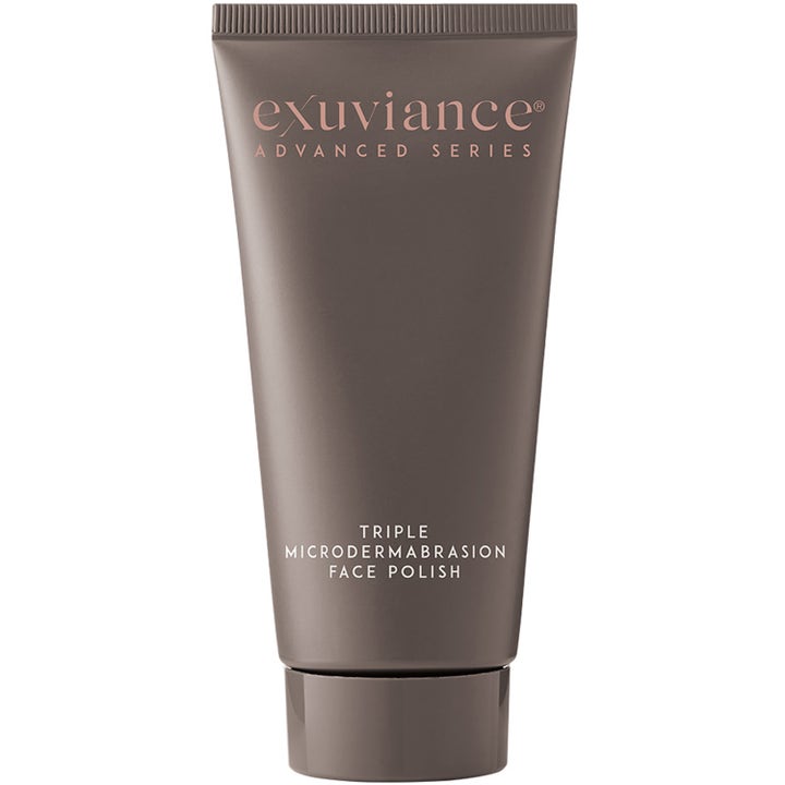 Exuviance Triple Microdermabrasion Face Polish eksfolierende ansigtsscrub i en mat gråbrun tube med rosa guld logo