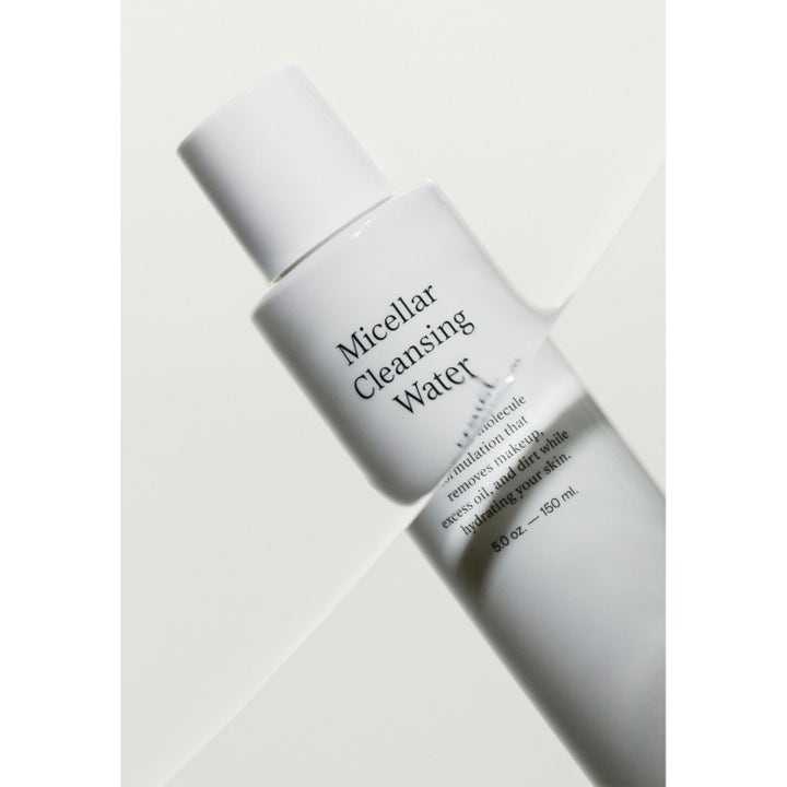 Jorgobé Micellar Cleansing Water 150 ml fugtgivende micellærvand i en hvid flaske vist i et kunstnerisk nærbillede