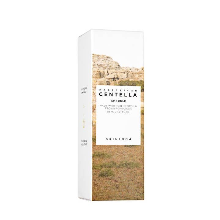 SKIN1004 Madagascar Centella Ampoule 30 ml fugtgivende serum i hvid papæske med motiv af naturlandskab