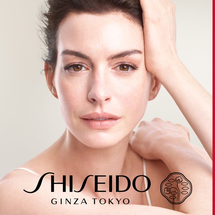 Shiseido Vital Perfection Advanced Day Cream 50 ml opstrammende dagcreme vist på kvinde med strålende og sund hud