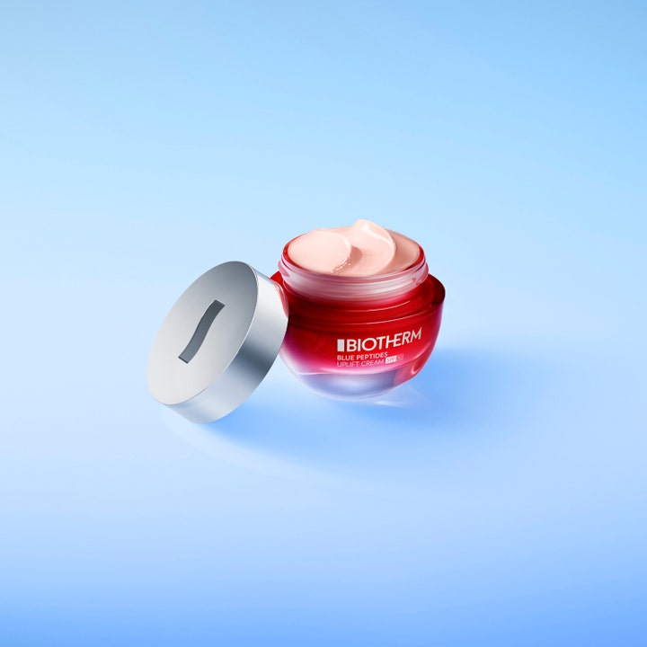 Biotherm Blue Peptides Uplift Cream SPF30 50 ml opstrammende ansigtscreme i rød glaskrukke med lyserød tekstur
