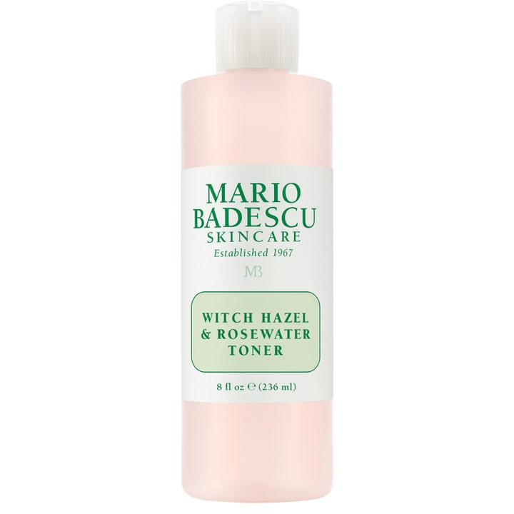 Mario Badescu Witch Hazel & Rosewater Toner 236 ml beroligende toner i klar plastflaske med lyserød væske og hvidt låg.